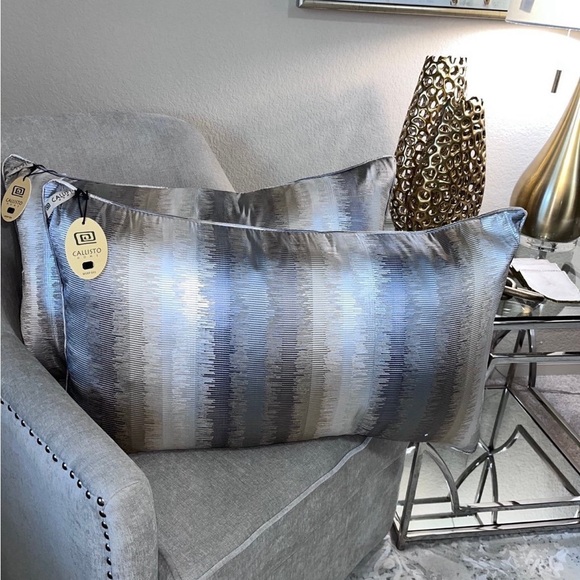1-NWT CALLISTO HOME METALLIC ABSTRACT DESIGN LUMBAR 18"X30" DECORATIVE PILLOW - Picture 2 of 12
